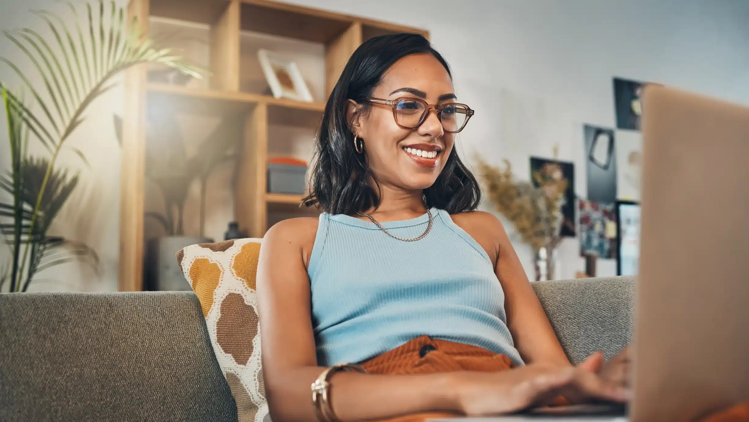 por-que-la-traduccion-sola-no-funciona-marketing-scaled Profesional latina trabajando en contenido de marketing en español, ilustrando la diferencia entre traducción y transcreación